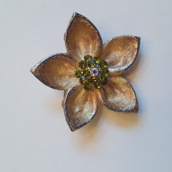 Vintage Flower Pin - Picture 2 of 9